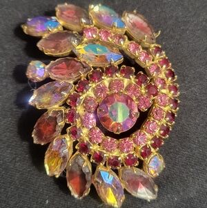 Vintage Juliana Goldtone  Pink Iridescend Rhinestones Swirl Brooch